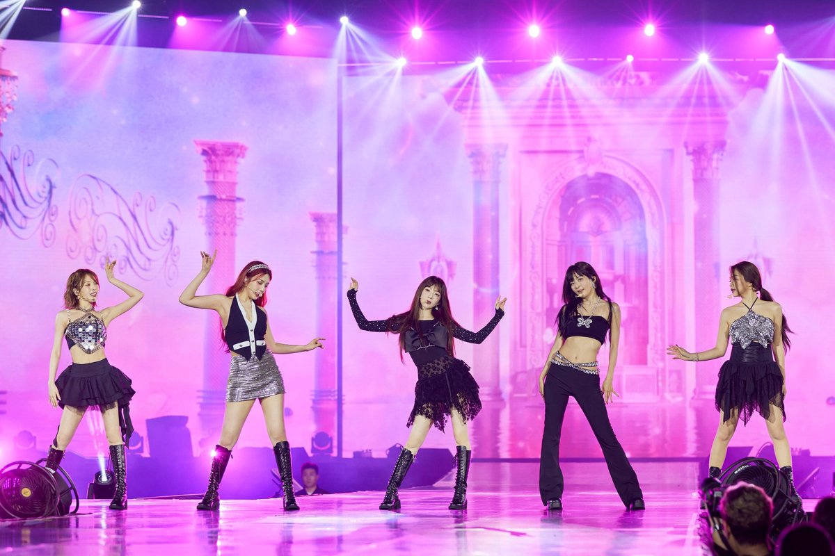RVsmtown's tweet photo. 레드벨벳 "러비 덕분에 10년 동안 행복했다"…가는 곳마다 매진 또 매진

https://t.co/fmQmVLTrhi

#레드벨벳 #RedVelvet
#FANCON_TOUR
#HAPPINESS_MYDear_ReVe1uv https://t.co/J1l0X4EMGE