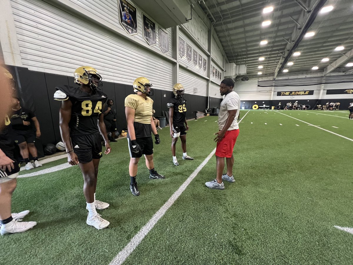 Coach_NCollins's tweet photo. 🐐Landis Durham back at the crib doing what he naturally does best: LEAD others! Super young &amp; hungry group of D-line studs over here on the Eastside! #GoldBlooded https://t.co/aQh4YIpOgh
