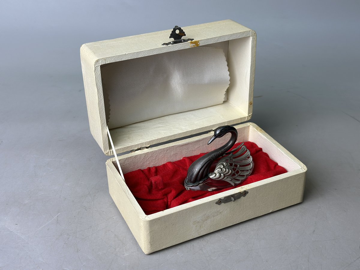 hareitiba's tweet photo. Silver Crystal Swan
accessory case
seasoning container
#japaneseantique #swan #crystal #accessorycase https://t.co/hEaEYBApd2