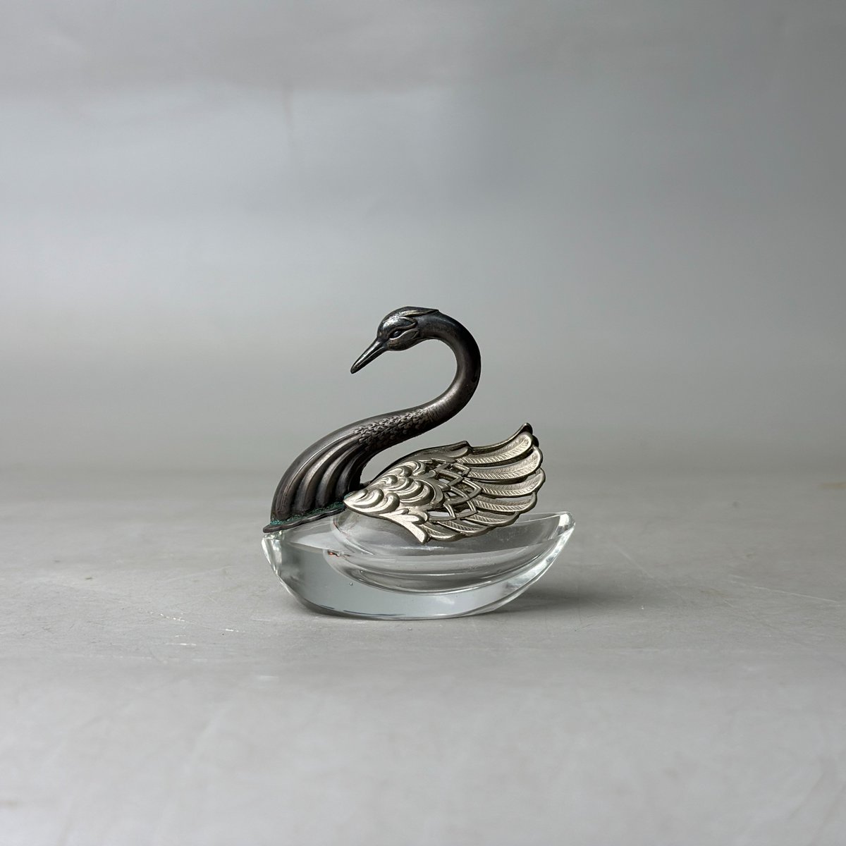 hareitiba's tweet photo. Silver Crystal Swan
accessory case
seasoning container
#japaneseantique #swan #crystal #accessorycase https://t.co/hEaEYBApd2
