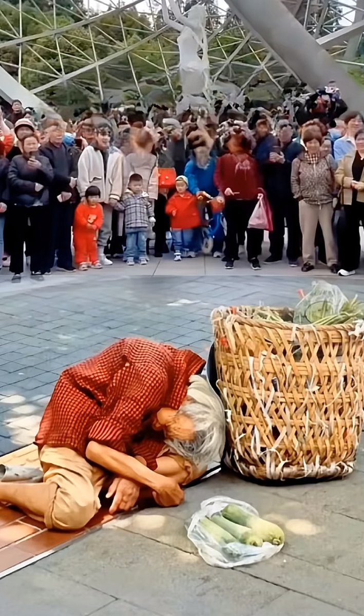 yeedao's tweet photo. On August 19, a grandmother in her 90s passed away while selling vegetables in mainland China. There is "The Little Match Girl" in fairy tales and "The Old Granny Selling Vegetables" in real life. May there be no pain in heaven🙏🙏🙏🙏🙏🙏. https://t.co/dwtovzH1i9