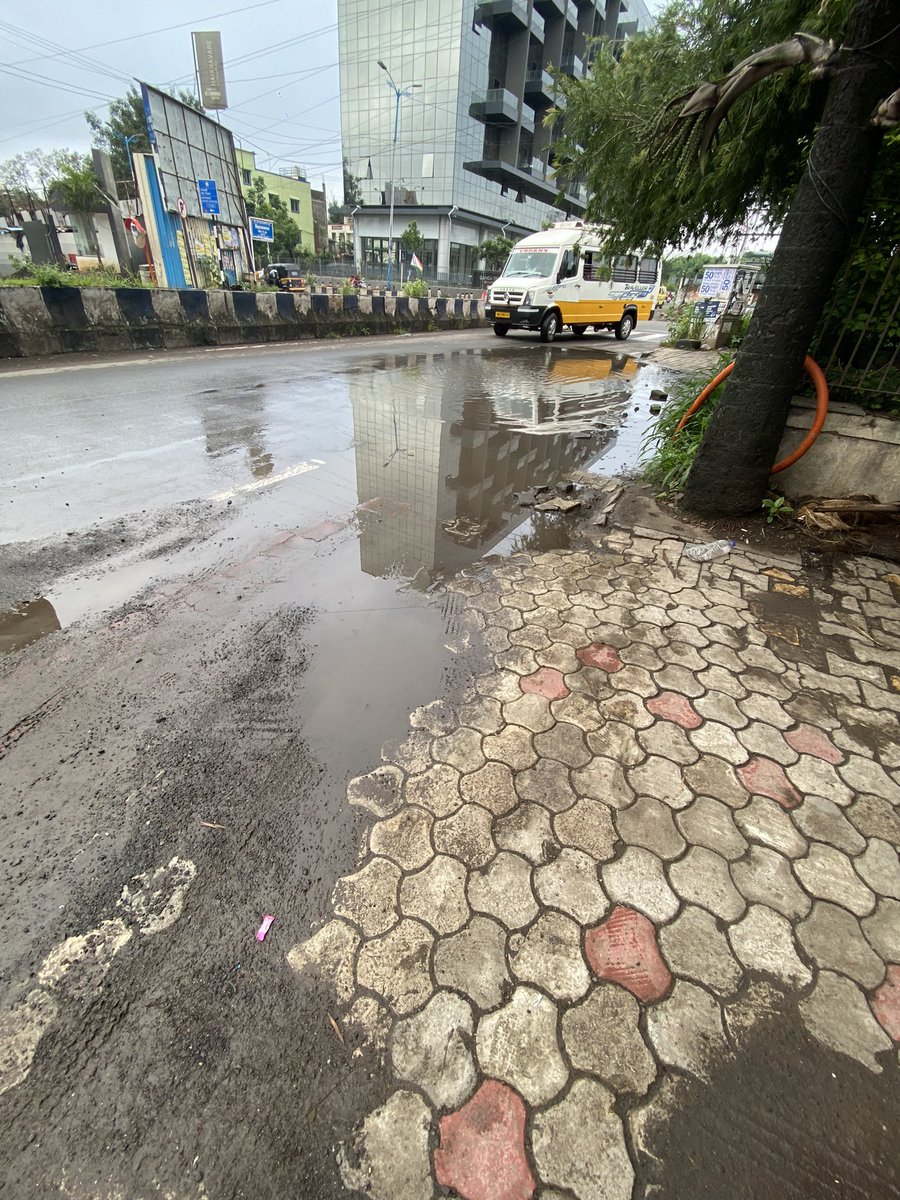 amitlondhe's tweet photo. This is a regular situation near Dorabjee’s corner Vimannagar. This causes grave inconvenience to pedestrians &amp; vehicles. Request you to please look into this issue and resolve it on priority. https://t.co/hQtsEBmYEj