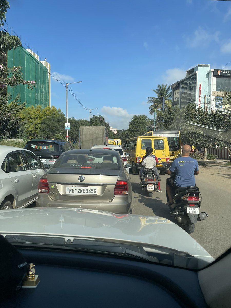 kalloldeb88's tweet photo. It’s 8:15 AM in the morning, on my way back home from the gym which is 2 kms away, takes an hour to reach. This is the hell we are living in. 

This only started happening once the cops were posted to manage the traffic. 
Bangalore traffic police are the worst! https://t.co/Jpzhrzonxu