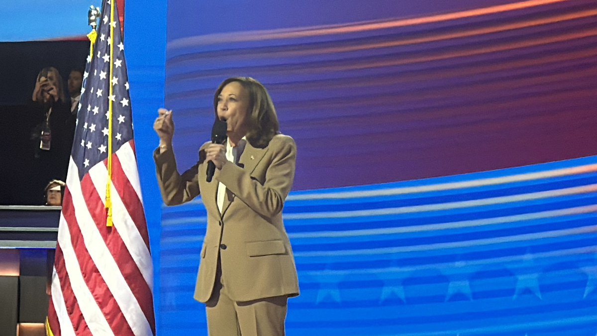 BoozelForButler's tweet photo. @KamalaHarris 

StandI ng with her! https://t.co/AE6fP1m2qF