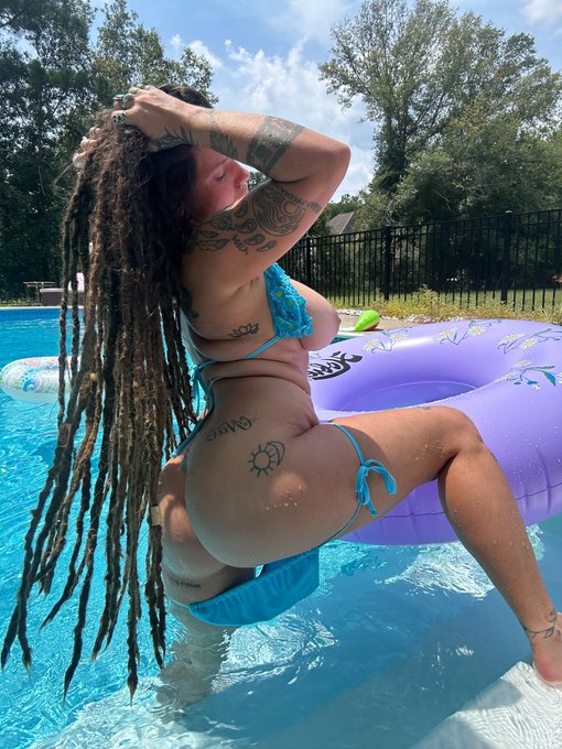 curves outta this world ✨🪐  https://t.co/v07VxQle6j https://t.co/HR70nbPhlk