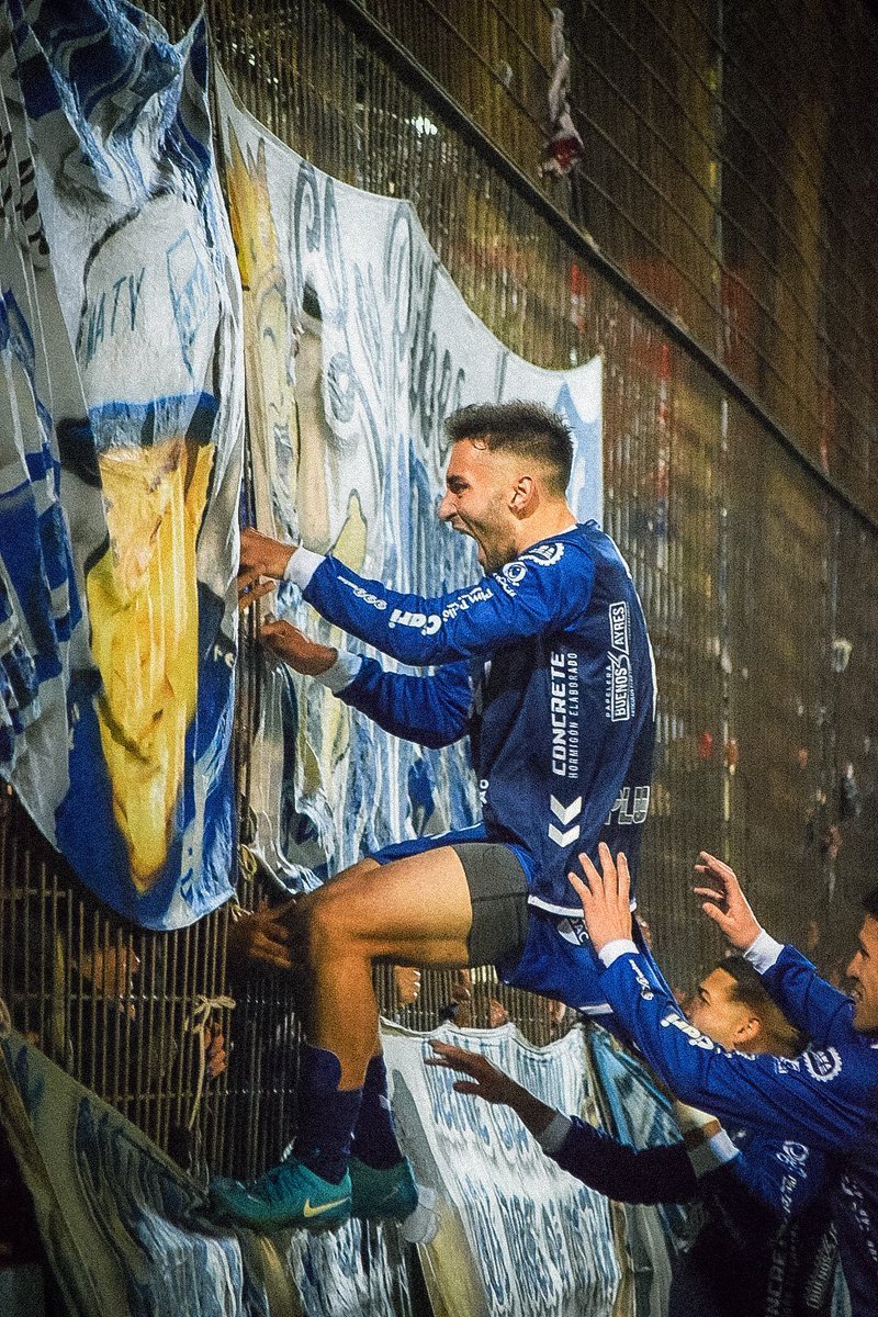QuilmesTw's tweet photo. #19A Gol de un hincha de Quilmes para el hincha de Quilmes.

Felíz día del hincha de Quilmes. Ganó Quilmes. https://t.co/ynUsIAwWs1
