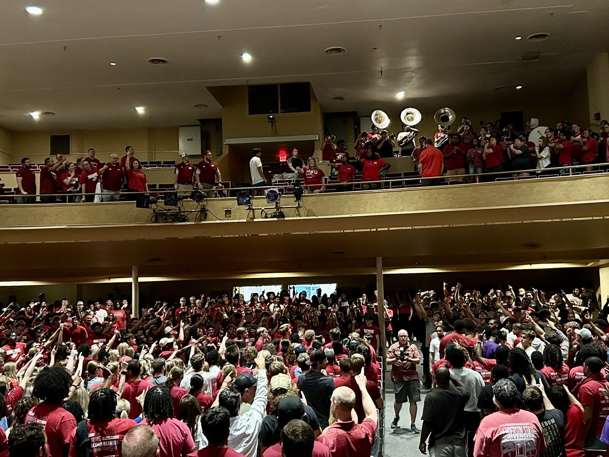 HendersonStateU's tweet photo. Students learned about HSU’s history, traditions, and alma mater tonight at the annual Pine Tree Assembly!
Welcome Week is just getting started. View more events at https://t.co/tHgpPUuaZM. #WelcomeWeek24 https://t.co/WOOONyxdr4