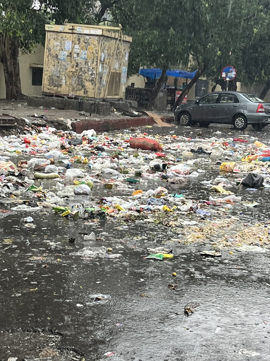 SuMITRa50450219's tweet photo. @noida_authority @noidapolice @noida_authority Green Noida Clean Noida ❌ https://t.co/TZN0ImupkV