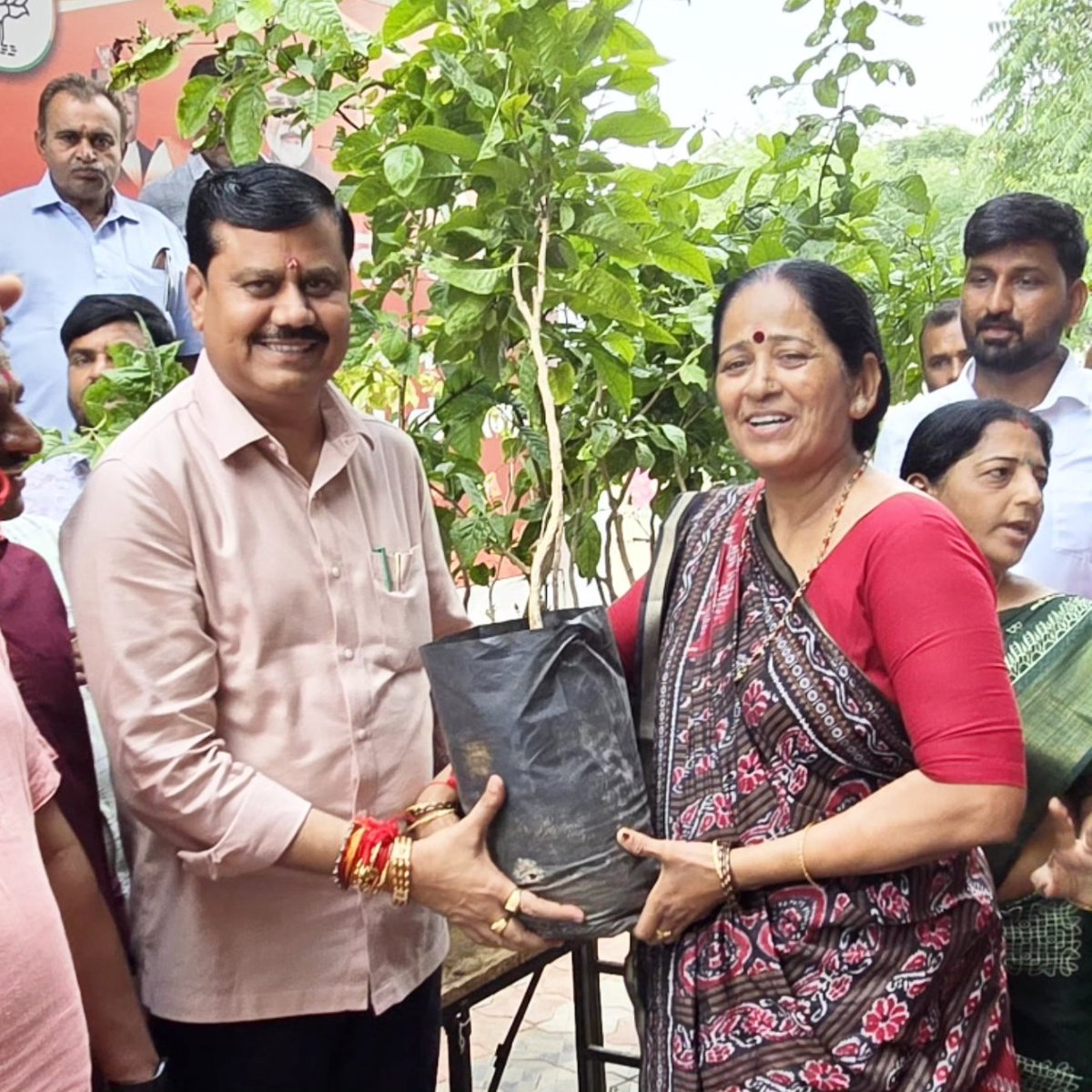 JagdishMakwana_'s tweet image. ભગવાન ભોળાનાથના ચરણોમાં બીલીપત્રો અર્પણ કરવાનો મહિમા હિંદુ પરંપરામાં સદીઓથી ચાલતો આવે છે, એજ પરંપરાને જાળવી રાખવા ગતરોજ શ્રાવણ મહિનાના ત્રીજા સોમવાર તેમજ રક્ષાબંધનના પાવન પર્વ નિમિત્તે જોરાવરનગર સ્થિત મારા જનસંપર્ક કાર્યાલય &quot;કર્તવ્યમ્&quot; ખાતે બહેનો અને ભાઈઓને 108 બીલીપત્રોના…