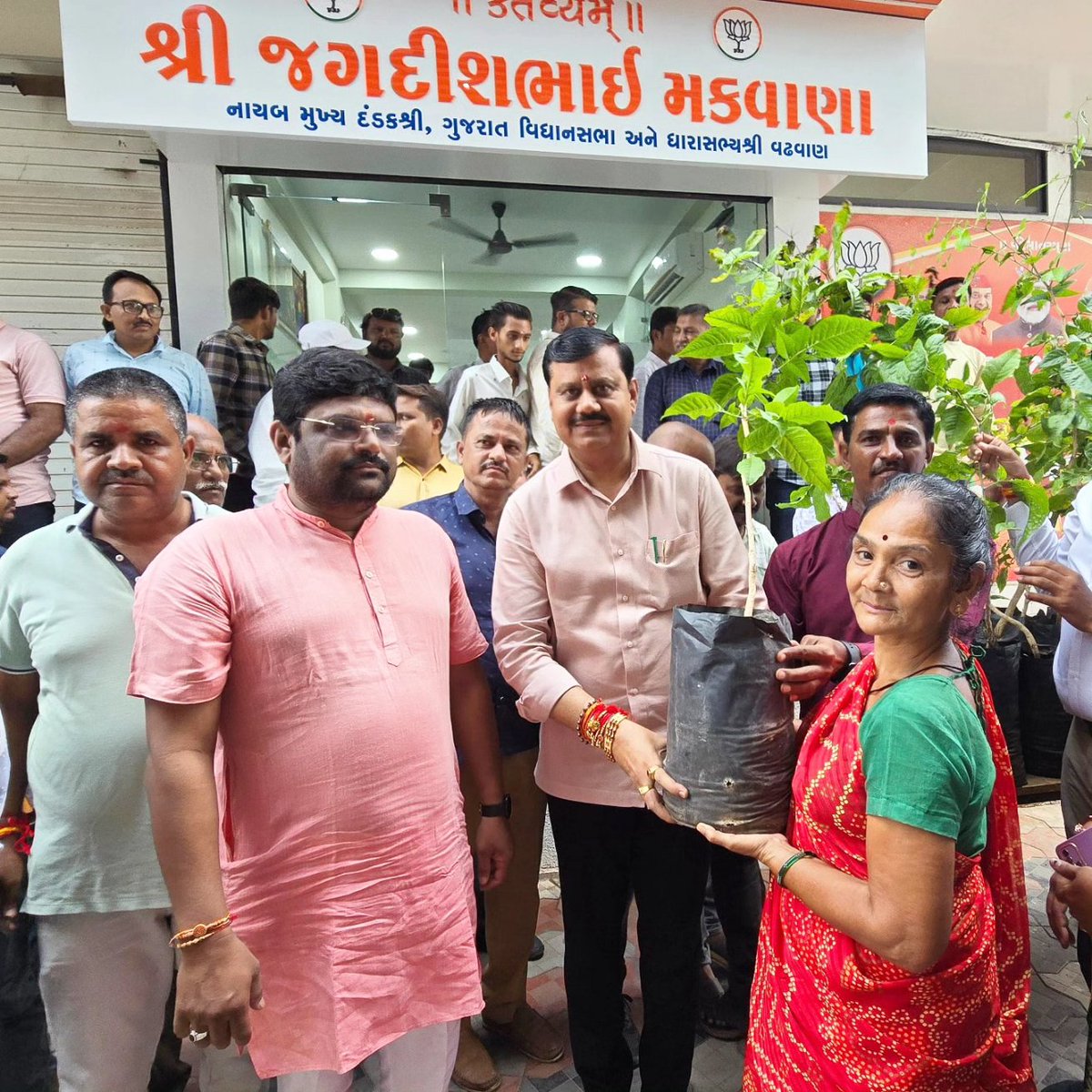 JagdishMakwana_'s tweet image. ભગવાન ભોળાનાથના ચરણોમાં બીલીપત્રો અર્પણ કરવાનો મહિમા હિંદુ પરંપરામાં સદીઓથી ચાલતો આવે છે, એજ પરંપરાને જાળવી રાખવા ગતરોજ શ્રાવણ મહિનાના ત્રીજા સોમવાર તેમજ રક્ષાબંધનના પાવન પર્વ નિમિત્તે જોરાવરનગર સ્થિત મારા જનસંપર્ક કાર્યાલય &quot;કર્તવ્યમ્&quot; ખાતે બહેનો અને ભાઈઓને 108 બીલીપત્રોના…