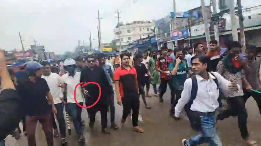 snjanni's tweet photo. @Amirul1971 আওয়ামী সাধু লীগ তো খেলনা অস্ত্র নিয়ে ঘুরে তাই না? নির্লজ্জ রা ১৬বছরের পাওনা সহ্য করতে পারবে না নিজেরা। https://t.co/1nnVzoIVQE