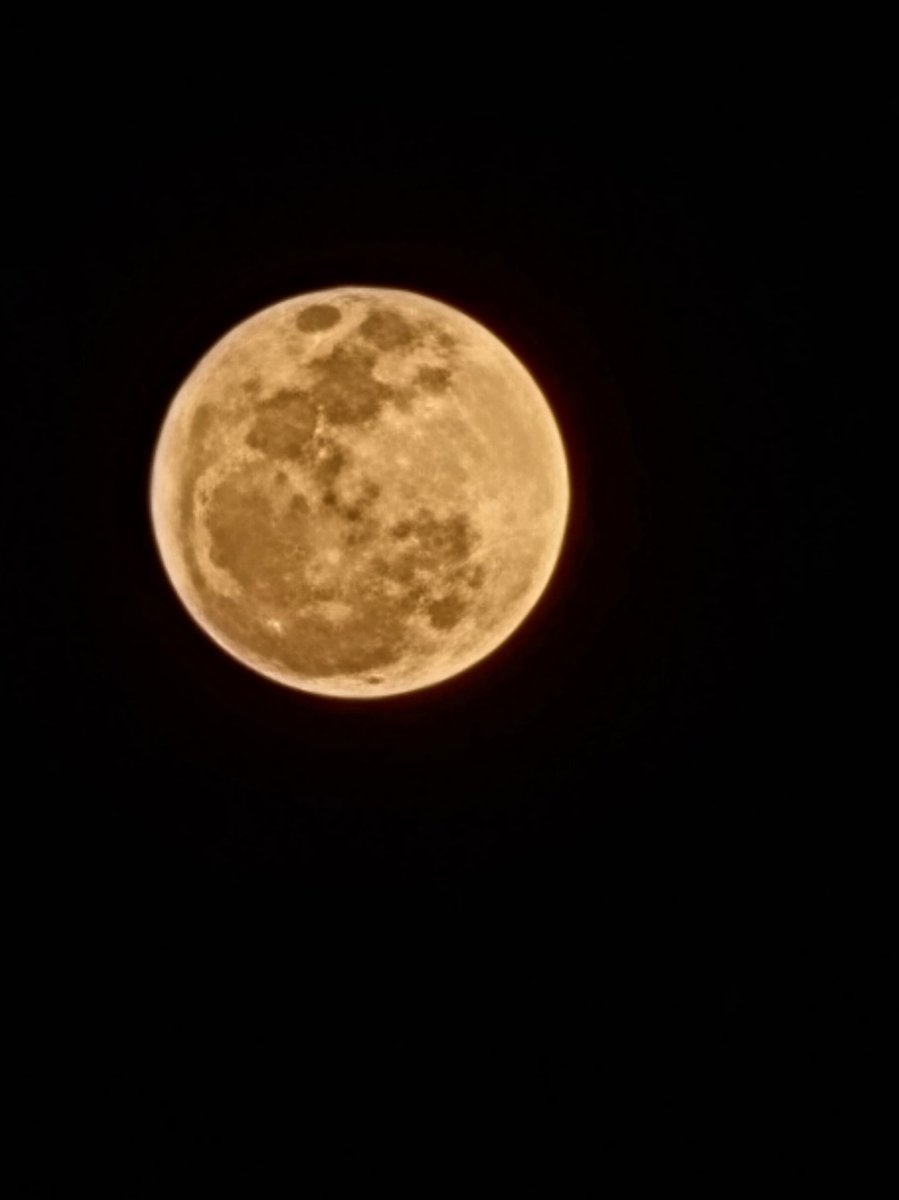 itscarolvieiraa's tweet photo. Pecado quem não olhou pra lua hoje 😮‍💨🌙😍

#luaazul #Lua #moon https://t.co/jn9VF8OQCT