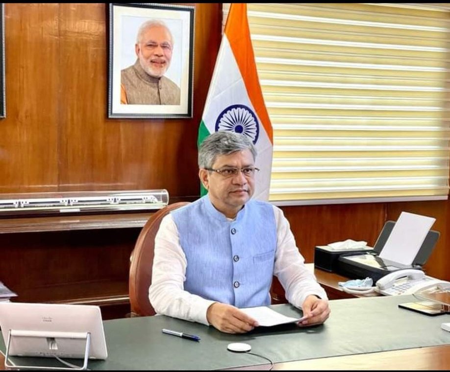 prashant pawar (@prashan71315562) on Twitter photo अपरेंटीस अपनी हक कि नोकरी मांग रहा है रेल मंत्रालय कि गलत नितीयो के शिकार हुवे 12/04/2017 से सभी नोटिफिकेशन मैं 20% उल्लेख है पर पुराने अपरेंटीस को स्किल्ड के आधार पर GM अपरेंटीस कि नियुक्ती group D मैं बहाल करते थे जिससे किसी पर अनाय नही होता था #रेल_अपरेंटीस <a href="/AshwiniVaishnaw/">Ashwini Vaishnaw</a> 🙏🏻 अपरेंटीस अपनी हक कि नोकरी मांग रहा है रेल मंत्रालय कि गलत नितीयो के शिकार हुवे 12/04/2017 से सभी नोटिफिकेशन मैं 20% उल्लेख है पर पुराने अपरेंटीस को स्किल्ड के आधार पर GM अपरेंटीस कि नियुक्ती group D मैं बहाल करते थे जिससे किसी पर अनाय नही होता था #रेल_अपरेंटीस <a href="/AshwiniVaishnaw/">Ashwini Vaishnaw</a> 🙏🏻