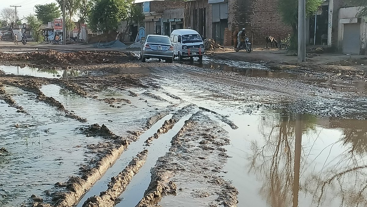 CityLaliyan's tweet photo. لالیاں مین جھنگ لالیاں روڈ اڈہ محمد والا اور اڈہ کلری  پر سڑک تباہ حالی کا شکار ، کوئی نوٹس لینے کو تیار نہیں ، مکین و مسافر پریشان
ڈی سی چنیوٹ سے نوٹس لینے کا مطالبہ
@ChiniotDc
@CS_Punjab @PakPMO https://t.co/hN60DgyOzl