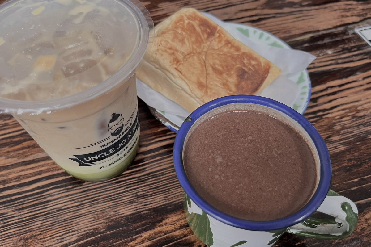 kanankirey's tweet photo. savor the warmth of hot chocolate and bread ☕໒ྀི മ ˕ മ ྀི১🍞 https://t.co/fgetSMYw8d