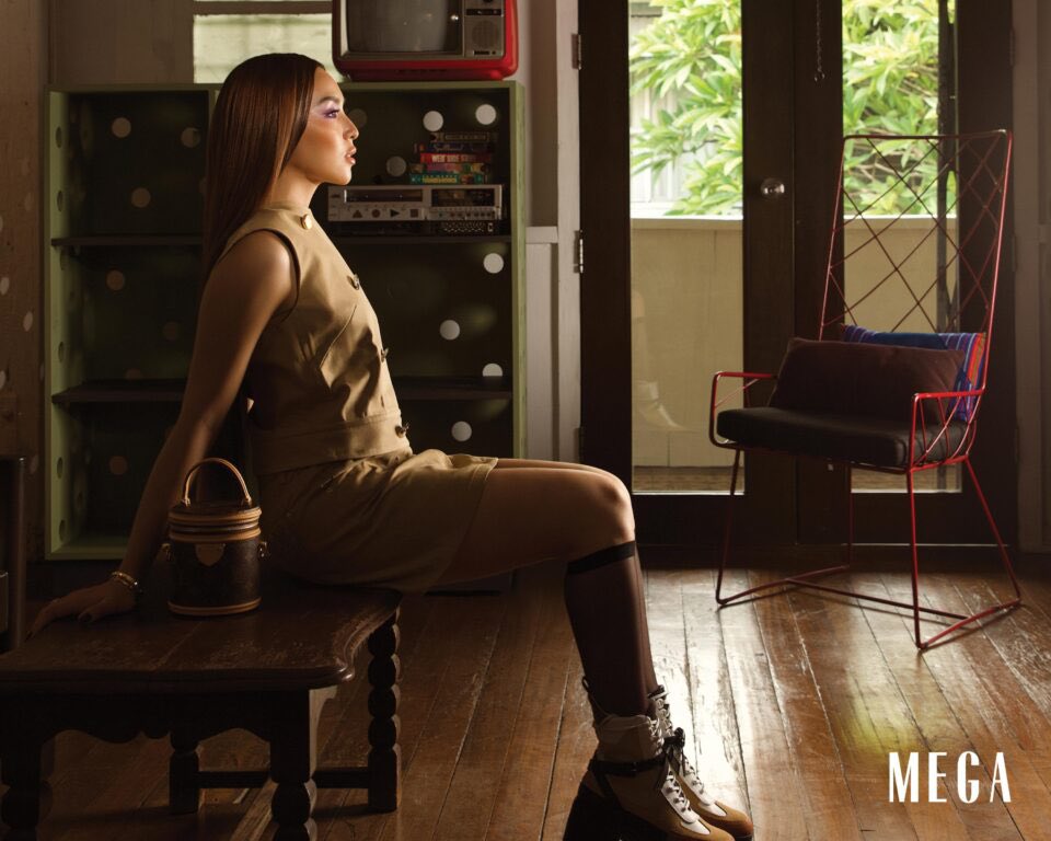 KapusoCrave's tweet photo. A RISING STYLE SETTER 💅

LOOK: #Sparkle star Kyline Alcantara graces MEGA Magazine August cover 🤎

Get to know her at this point of her journey as she dons Louis Vuitton classic pieces to tell her story her way.

Read: https://t.co/5t4HREJWBN

Grab your copies!

#MakeItMEGA 
#KylineAlcantara | @kyline_a3
