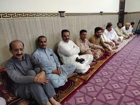 JSM_Force's tweet photo. ڈی اٸی خان
میراقاٸدجمعیت مولانافضل الرحمٰن کیطرف
سے ڈی ائی خان کے شعراء ادیبوں اور دانشوروں
کے اعزاز میں عشائیہ
 میراقاٸد
مولانا فضل الرحمن کو شہر میں ادبی سرگرمیوں
کا احوال بدامنی کے باعث سماجی رویوں میں
مولانا نے کہا جس معاشرے سے ادب ختم ہو جائے
 وہ معاشرہ اندر سے مر جاتا ہے https://t.co/uCwOgQjxn1
