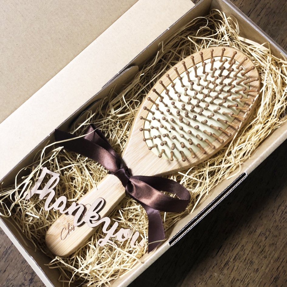 BestPresentId's tweet photo. Buat hadiah teman atau sahabat, nggak masalah loh kasih sisir. Apalagi model sisir bambu ini bisa bikin rambut halus. Ujungnya juga bisa dibuat pijat kepala, guys. #sisirambut #hadiah #kado https://t.co/HMjMt18Knr