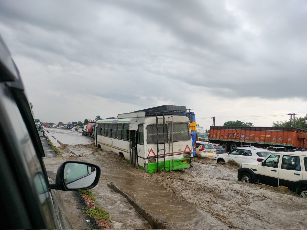 Ansss46960882's tweet photo. This is the situation of the national highway of our country. As the union transport minister also look on this section of national highway near Bilaspur chowk on NH148, now it create great hardship to daily commuters. @nitin_gadkari @cmohry @DC_Gurugram @gurgaonpolice https://t.co/FlUfnPBCt9