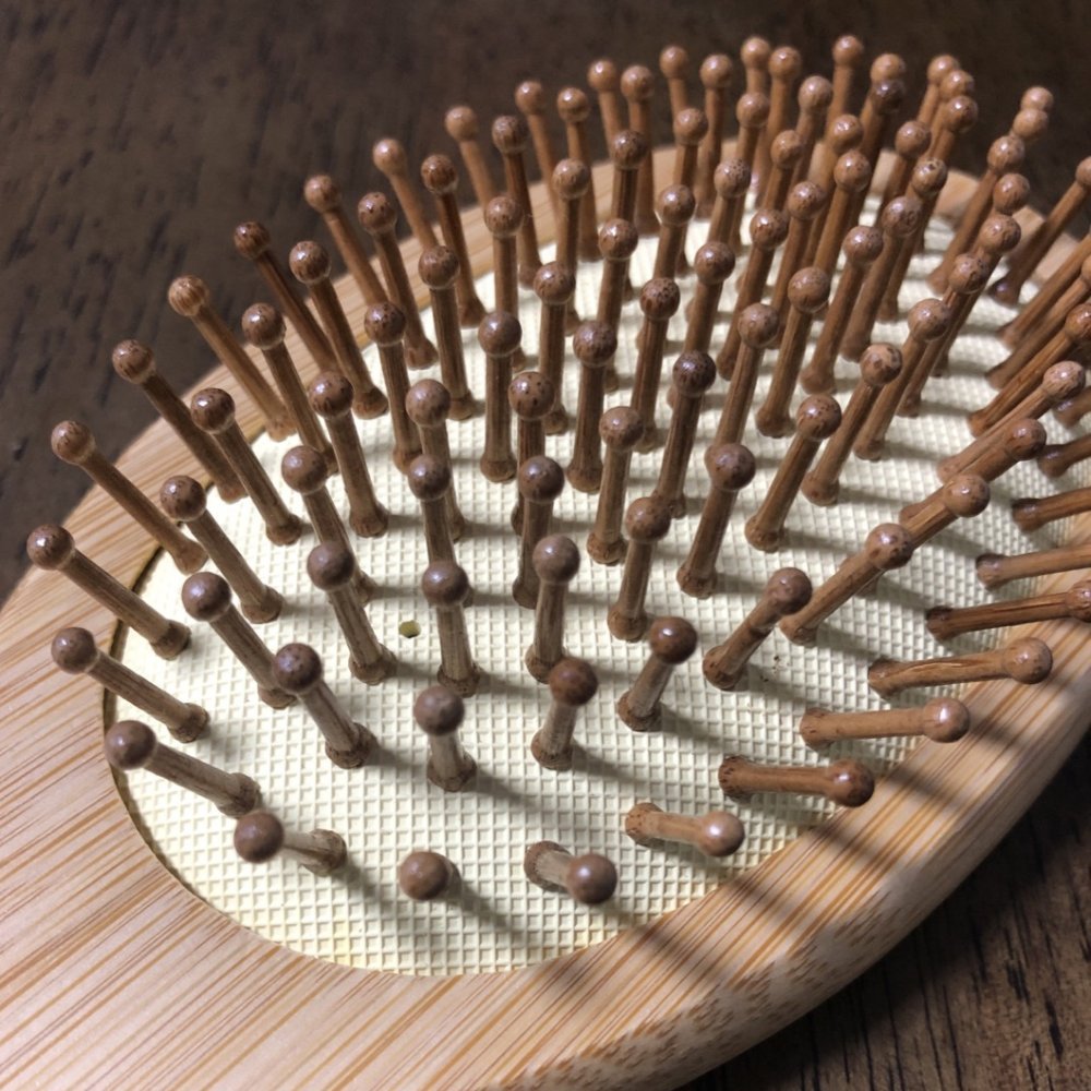 Buat hadiah teman atau sahabat, nggak masalah loh kasih sisir. Apalagi model sisir bambu ini bisa bikin rambut halus. Ujungnya juga bisa dibuat pijat kepala, guys. #sisirambut #hadiah #kado