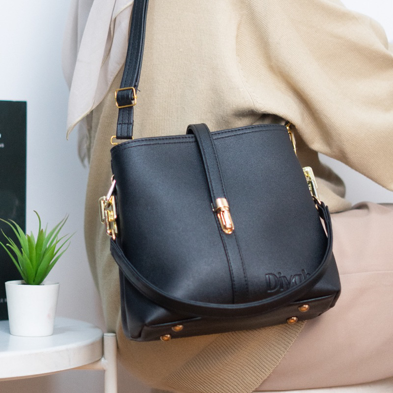 ShopeePromoID's tweet photo. ✨ Diyah Giani Tas Selempang Wanita Shoulder Bag Bahu Hitam✨

Jangan sampai kehabisan 👇                
https://t.co/JO8fkecZUW https://t.co/3NmaEfBNjs