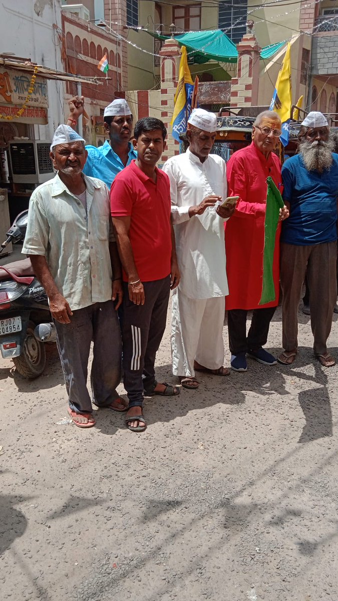 HarlalSingh_'s tweet image. बीकानेर | ‘आप’ नेता पुनसा महाराज ने रक्षाबन्धन पर बहनों के लिए चलवाए निशुल्क टेम्पु…

पिछ्ले 4 सालों से ये सेवाकार्य अनवरत जारी है, इस 5वें वर्ष भी ग्यारह तिपहिया वाहनों की निशुल्क व्यवस्था अपनी बहनों के लिए (सवेरे 10बजे से देर रात 7बजे तक) उपलब्ध रही।

#FreeTrip #RakshaTrip