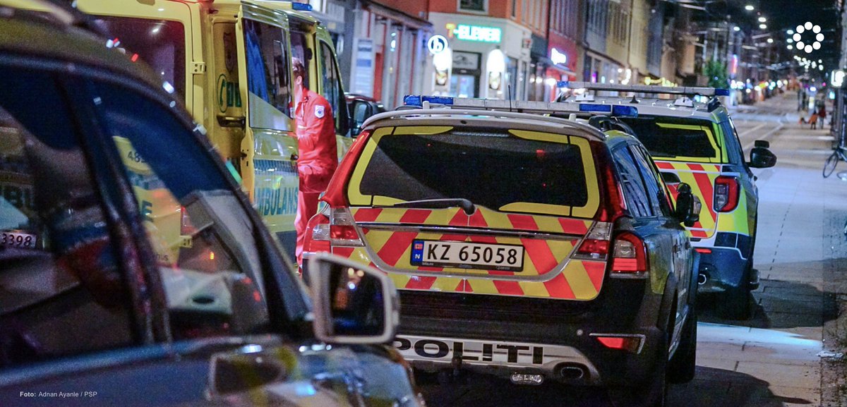 PSPresse's tweet photo. #Oslo Alvorlig skadet etter voldshendelse: - Fremstår stukket med skarp gjenstand i hodet

Like etter kl. 03 rykket politiet ut til en fest på Grünerløkka i Oslo. En blødende mann ble funnet på gatenivå, og 4 personer ble pågrepet i en leilighet.

Innsatsleder Thomas Broberg opplyser til PSP at vedkommende trolig er stukket med en skarp gjenstand, formentlig en kniv, i hodet, men de har ikke tatt beslag i en slikt gjenstand.