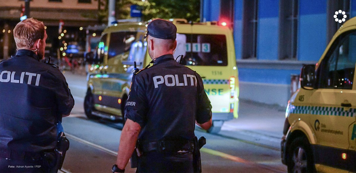PSPresse's tweet photo. #Oslo Alvorlig skadet etter voldshendelse: - Fremstår stukket med skarp gjenstand i hodet

Like etter kl. 03 rykket politiet ut til en fest på Grünerløkka i Oslo. En blødende mann ble funnet på gatenivå, og 4 personer ble pågrepet i en leilighet.

Innsatsleder Thomas Broberg opplyser til PSP at vedkommende trolig er stukket med en skarp gjenstand, formentlig en kniv, i hodet, men de har ikke tatt beslag i en slikt gjenstand.