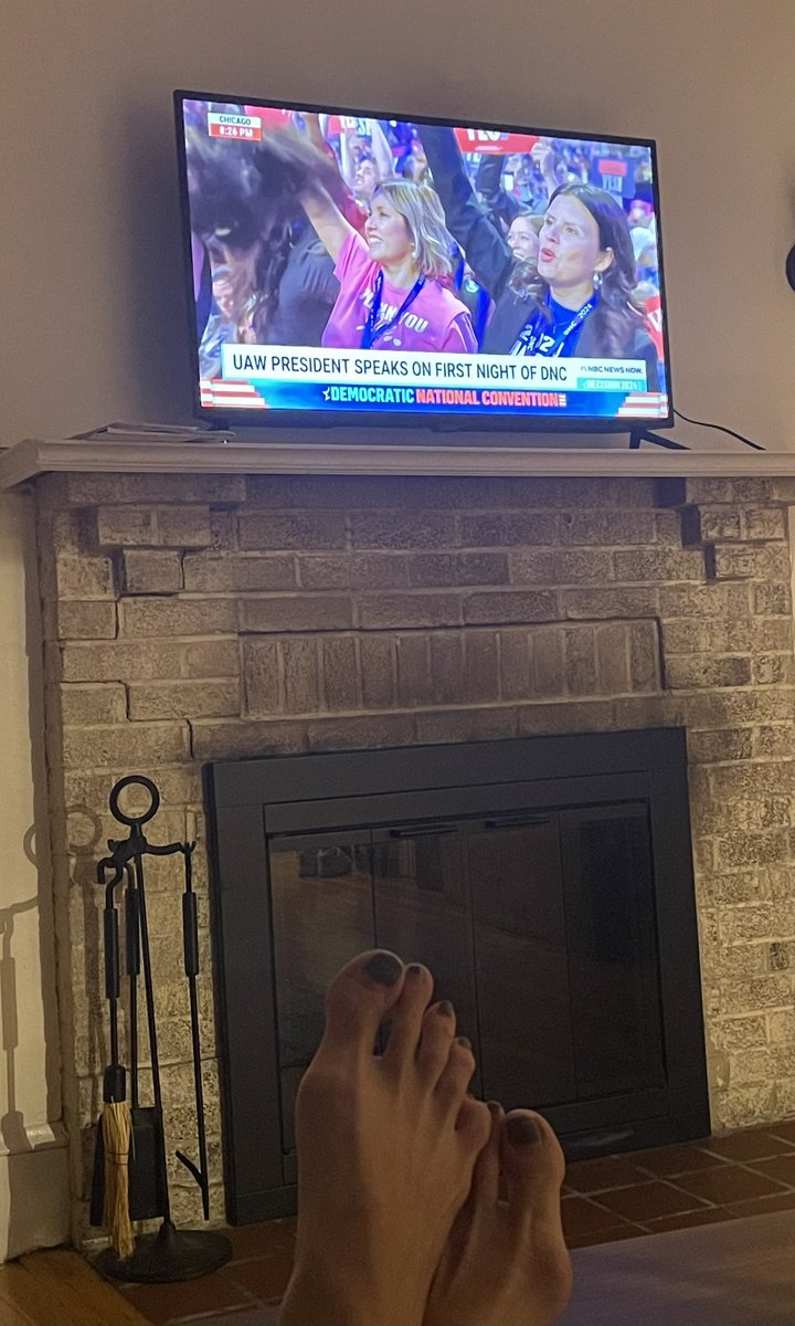 Aitiopaikalla Yhdysvaltain demokraattien puoluekokouksessa. Hurmosta ilmassa. Lähiviikkoina nähdään, kumpi demokraattien kannattajia oikeasti innostaa: voiton mahdollisuus vai presidenttiehdokas Kamala Harris. #USAvaalit2024 #decision2024