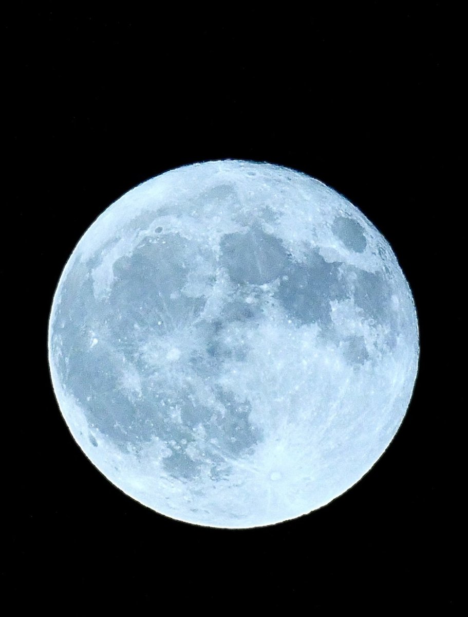 GAFollowers's tweet photo. Glimpse at the super rare blue moon over Atlanta tonight. 🌑🌑🌑🌑 https://t.co/le4tyyqNMz