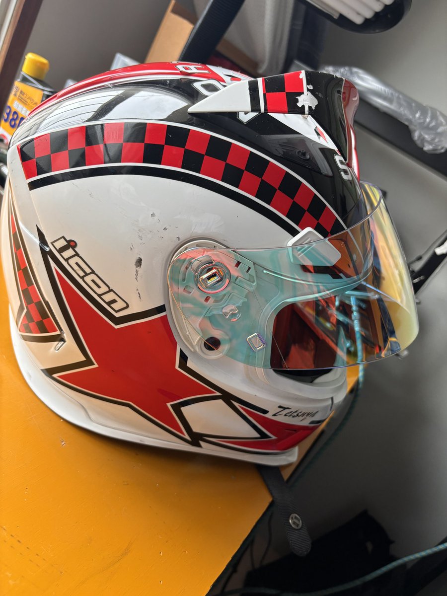tecchi_smr's tweet photo. @lets072togo 次のヘルメット着手しましたよ！この前、傷だらけになったやつ。まず、塗装を剥がすの大変かも。 https://t.co/VfbyQWD1fp