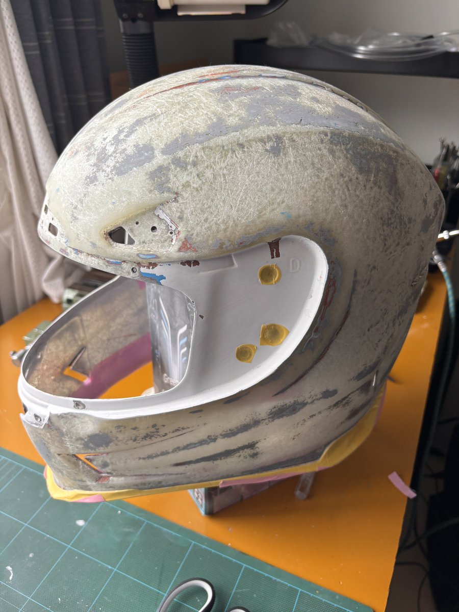 tecchi_smr's tweet photo. @lets072togo 次のヘルメット着手しましたよ！この前、傷だらけになったやつ。まず、塗装を剥がすの大変かも。 https://t.co/VfbyQWD1fp