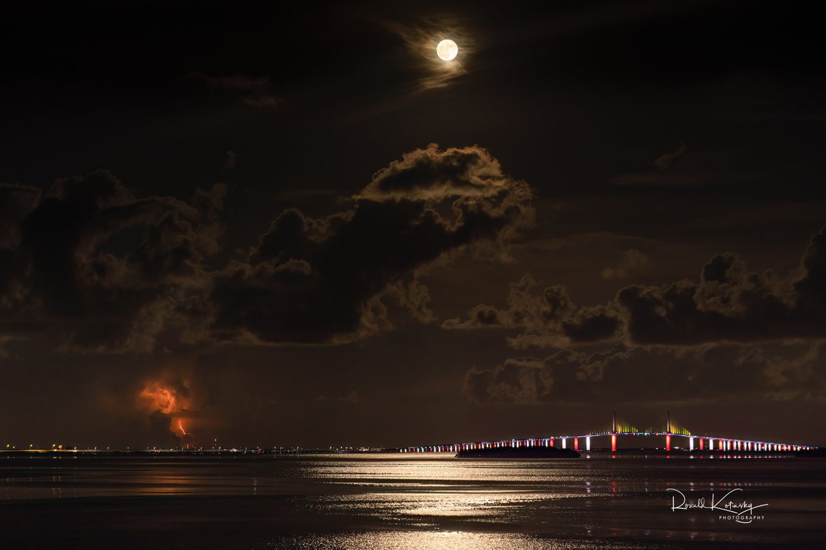 rkotinsky's tweet photo. Tampa Bay Iconic Summer Shot
Fort Desoto - Aug 19th 2024
----
Super Blue Moon
Red White and Blue Skyway Bridge
Lightning over Lake Okeechobee Over 130 Miles Away
---
#supermoone #bluemoon #skywaybridge #okeechobee #moon
@PaulFox13
@MattDevittWX @stormhour
@spann @skilling https://t.co/QXdVq8GskW