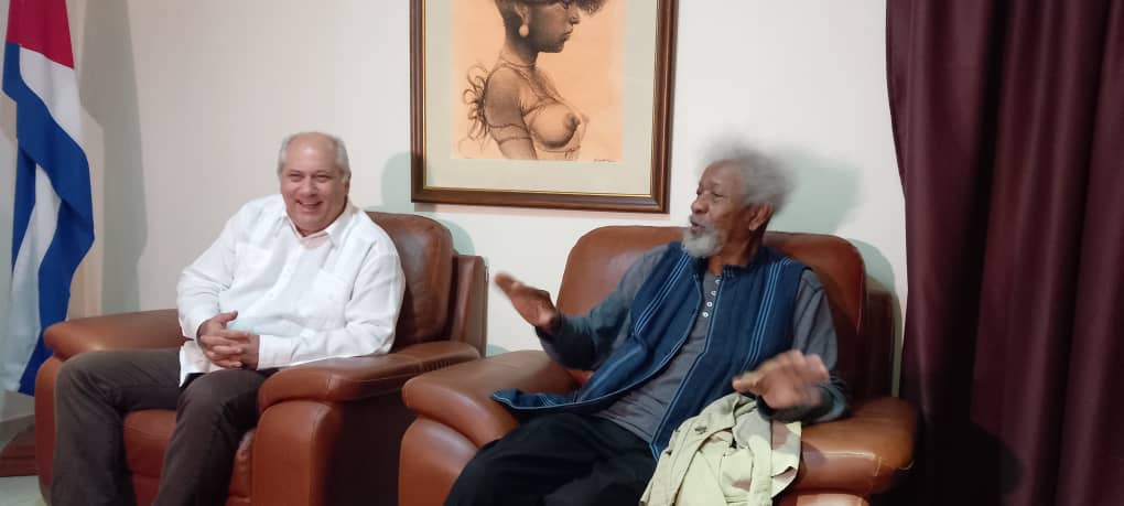 Con gran satisfacción recibimos hoy en el aeropuerto José Martí, de La Habana, al escritor nigeriano Wole Soyinka, Premio Nobel de Literatura, quien participará en la Conferencia Internacional por el 30 aniversario del programa de la UNESCO "La ruta de las personas esclavizadas".