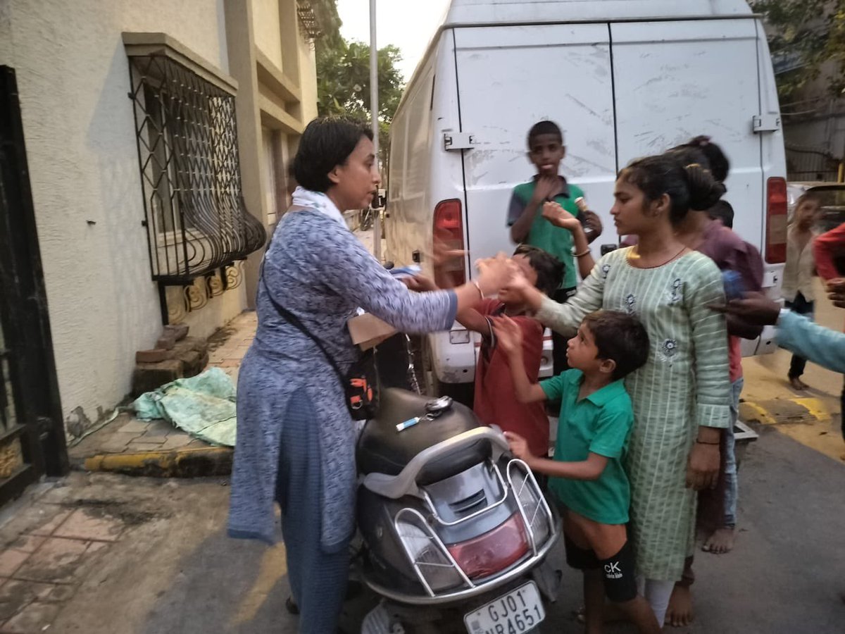 narayansaitrust's tweet photo. मोटेरा, अहमदाबाद में संत श्री नारायण साँईं लोकसेवा ट्रस्ट द्वारा ग़रीब बच्चों में प्रसाद वितरण किया गया ।
#NarayanSaiLoksevaTrust #ReligionOfService https://t.co/jMuow5PqbR