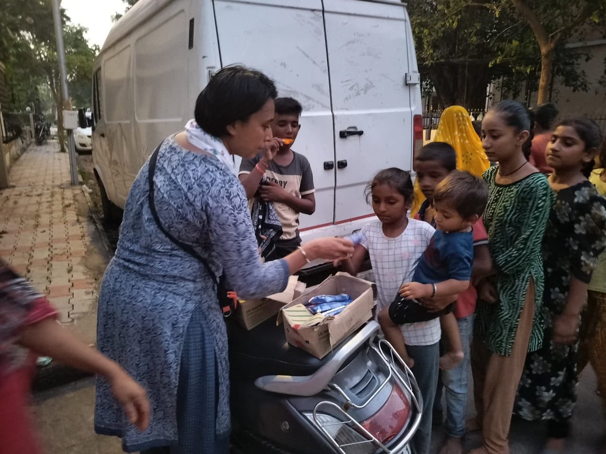 narayansaitrust's tweet photo. मोटेरा, अहमदाबाद में संत श्री नारायण साँईं लोकसेवा ट्रस्ट द्वारा ग़रीब बच्चों में प्रसाद वितरण किया गया ।
#NarayanSaiLoksevaTrust #ReligionOfService https://t.co/jMuow5PqbR