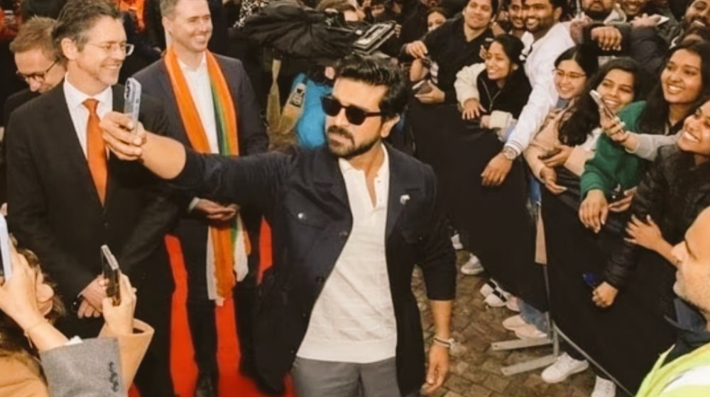 Marx2PointO's tweet photo. Melbourne Mayor Nicholas Reece says getting a selfie with Ram Charan was on his ‘bucket list’🔥🎉 @Nicholas_Reece @AlwaysRamCharan
#RamCharan #GlobalStar #GameChanger #RC16 #IFFM2024 #IFFM #Melbourne #Chiranjeevi #PawanKalyan #Indra4K #GabbarSingh4K #NicholasReece #NickReece https://t.co/d2vMYOseNM