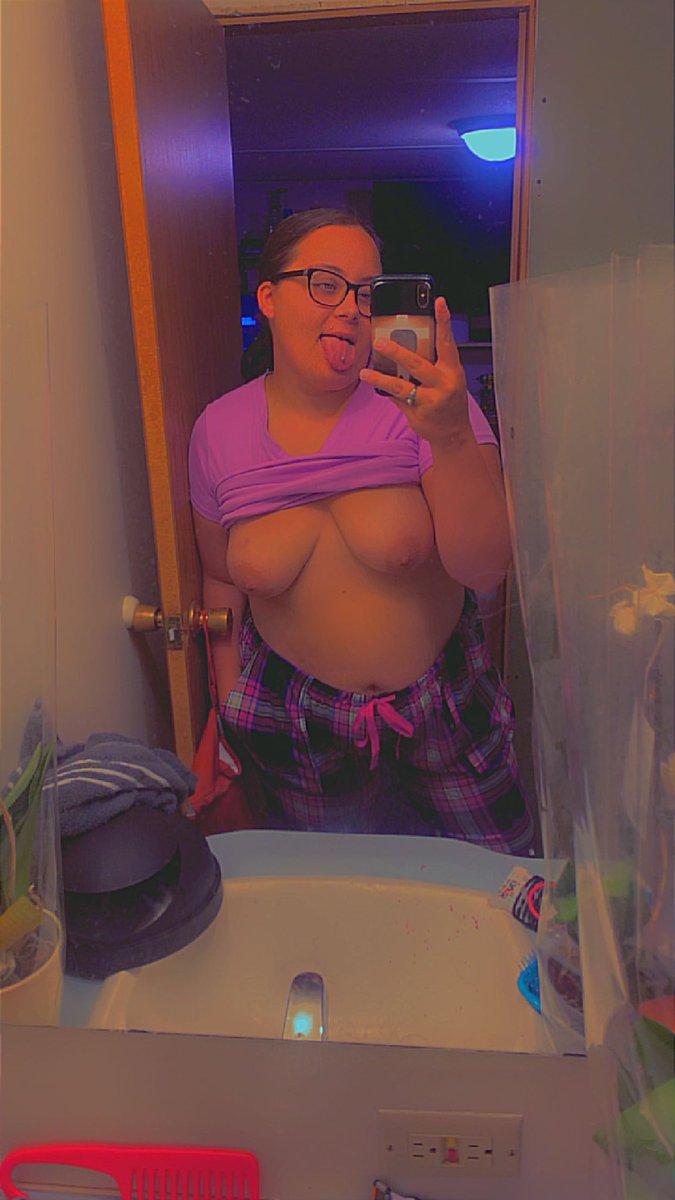 thickmomma1101's tweet photo. Who wants to play would you rather ? 😈 

I’ll go first… spit or swallow… I rather swallow 😈🥵

Cum see for yourself 💋

#swallow #cumseeme #onlyfans

https://t.co/L9iM3DhcIt https://t.co/ecfhkJv2kH