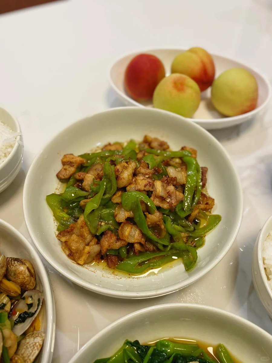 天气越来越热了，热的想不出来要吃什么，来来回回就这几个菜，难一点的菜不想做，太废时间的菜不想做，不合胃口的不想做，真难啊📷