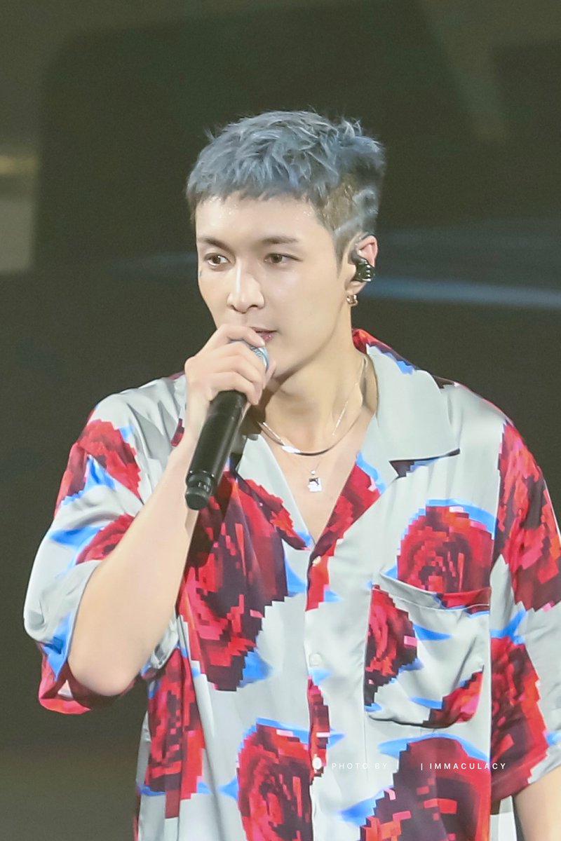 IMMACULACYOU's tweet photo. 💜

#GRANDLINE4inSH_Day2 #LAY_STEPbySTEP #LayZhang #张艺兴 #레이 #レイ #장이씽 #อี้ชิง @layzhang https://t.co/Ab0HqSAihn