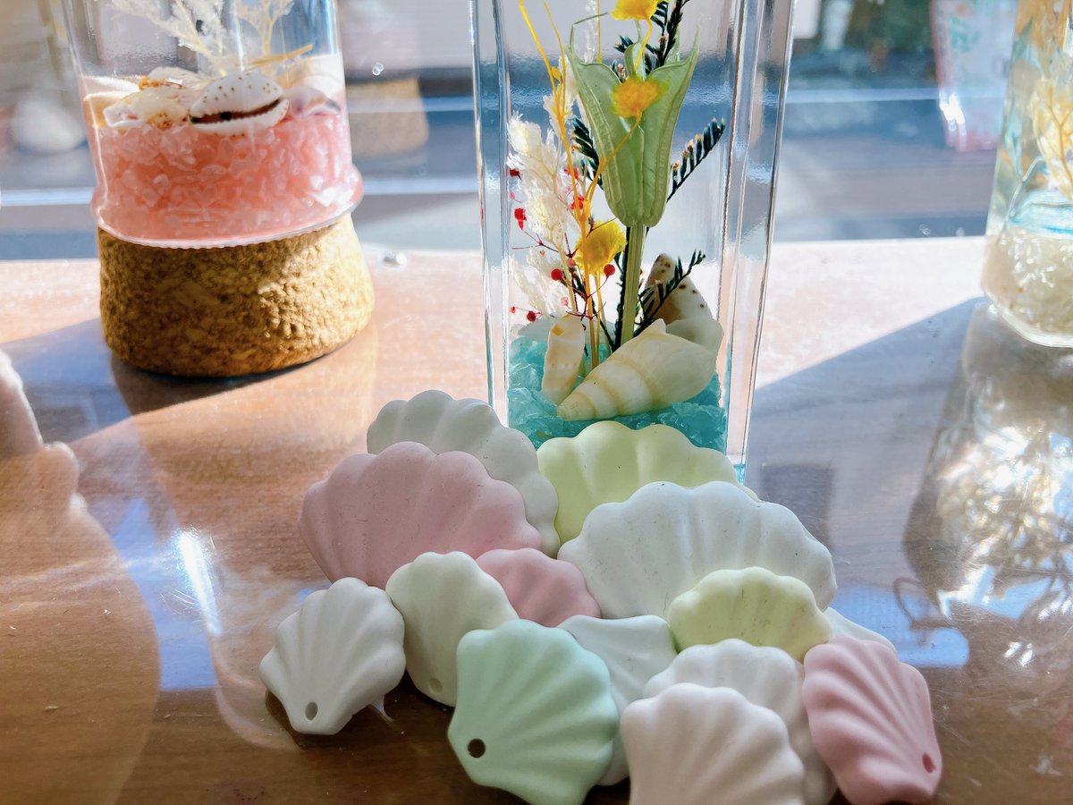 eiju_flower's tweet photo. eijuです。
夏休みのワークショップを開催中。
今年の夏の思い出に貝殻を入れてハーバリウムを作りましょう！
海で拾ってきた貝殻を入れたら思い出の詰まったハーバリウムになりますね🏝️

予約はxからでも受け付けています。

#eiju
#夏休みの思い出
#自由研究
#工作
#ハーバリウム https://t.co/z7gkqoJRDf