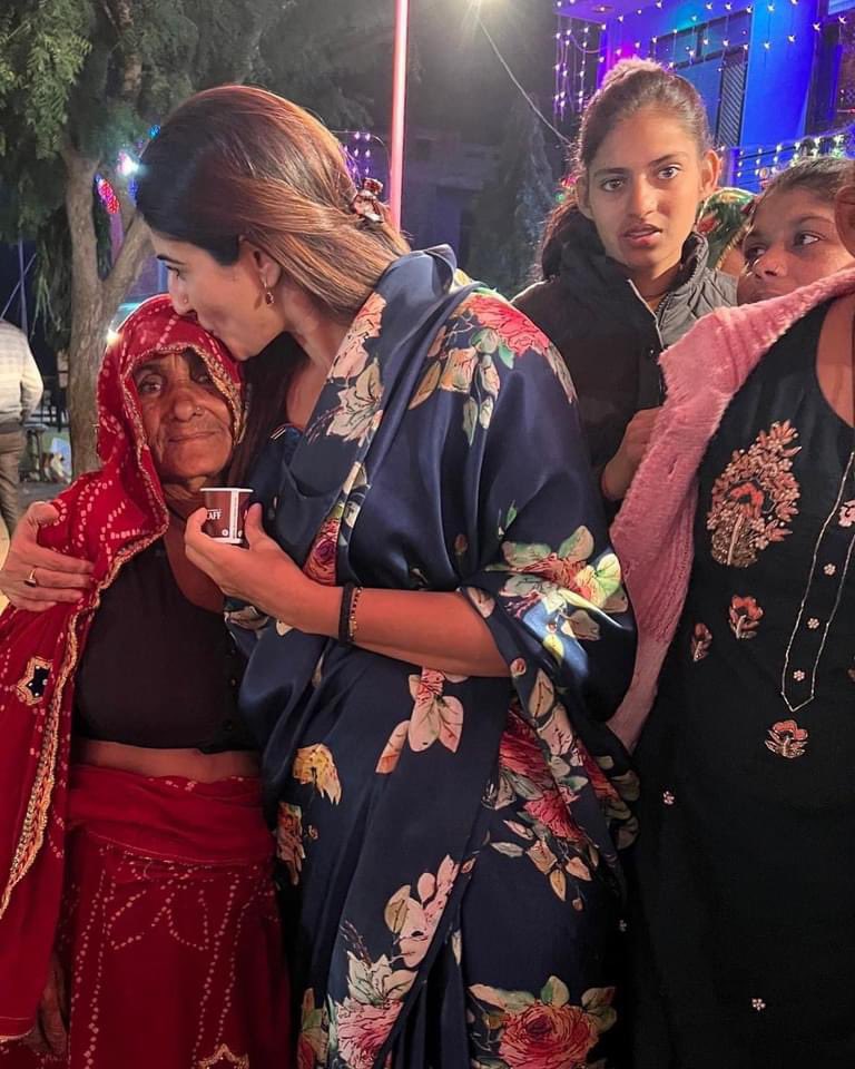 अंतर्राष्ट्रीय वरिष्ठ नागरिक दिवस पर सभी वरिष्ठ नागरिको को हार्दिक शुभकामनाएँ। समाज मे बुजुर्गो की उपस्थिति हमारा सौभाग्य है।
वे अपने जीवन के अनुभवो से हमे काफ़ी कुछ सिखाते है एवं कई मुसीबतों बचाते है।आइए हम सभी अपने बुजुर्गो के लिए स्वस्थ व सुखी जीवन सुनिश्चित करने का प्रण ले।