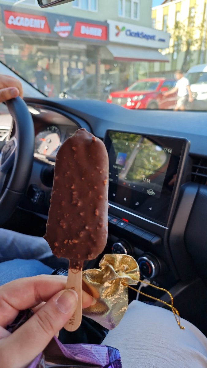 3258esma's tweet image. O doğum günüm diye ban altın alıyor bende ona dondurma ısmarlıyorum(onun kartıyla) 🦋🩵