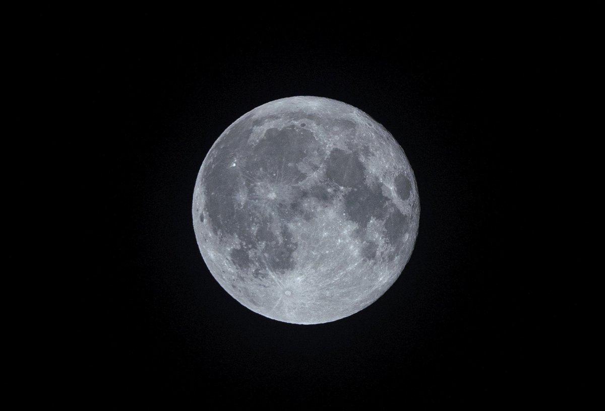 daviddelapaz's tweet photo. La #SuperLuna de agosto deste #Tegucigalpa, #Honduras.

Imagen hecha con cámara #SonyA9 y lente Sony Sel 100-400 F/4.5-5.6 Gm Oss.

La super luna, la primera de 2024, que es como se conoce el fenómeno que ocurre cuando la Luna llena coincide con el momento en que esta se encuentra en el perigeo, el punto de su órbita más cercano a la Tierra.
Cuando eso pasa, se suele apreciar más grande y brillante de lo normal.
Esta Luna, además, es “azul”, pero no porque se vea de ese color sino por cuándo ocurre. 

#SonyAlphaMexico
#ComunidadSonyAlphaLatinoamerica
