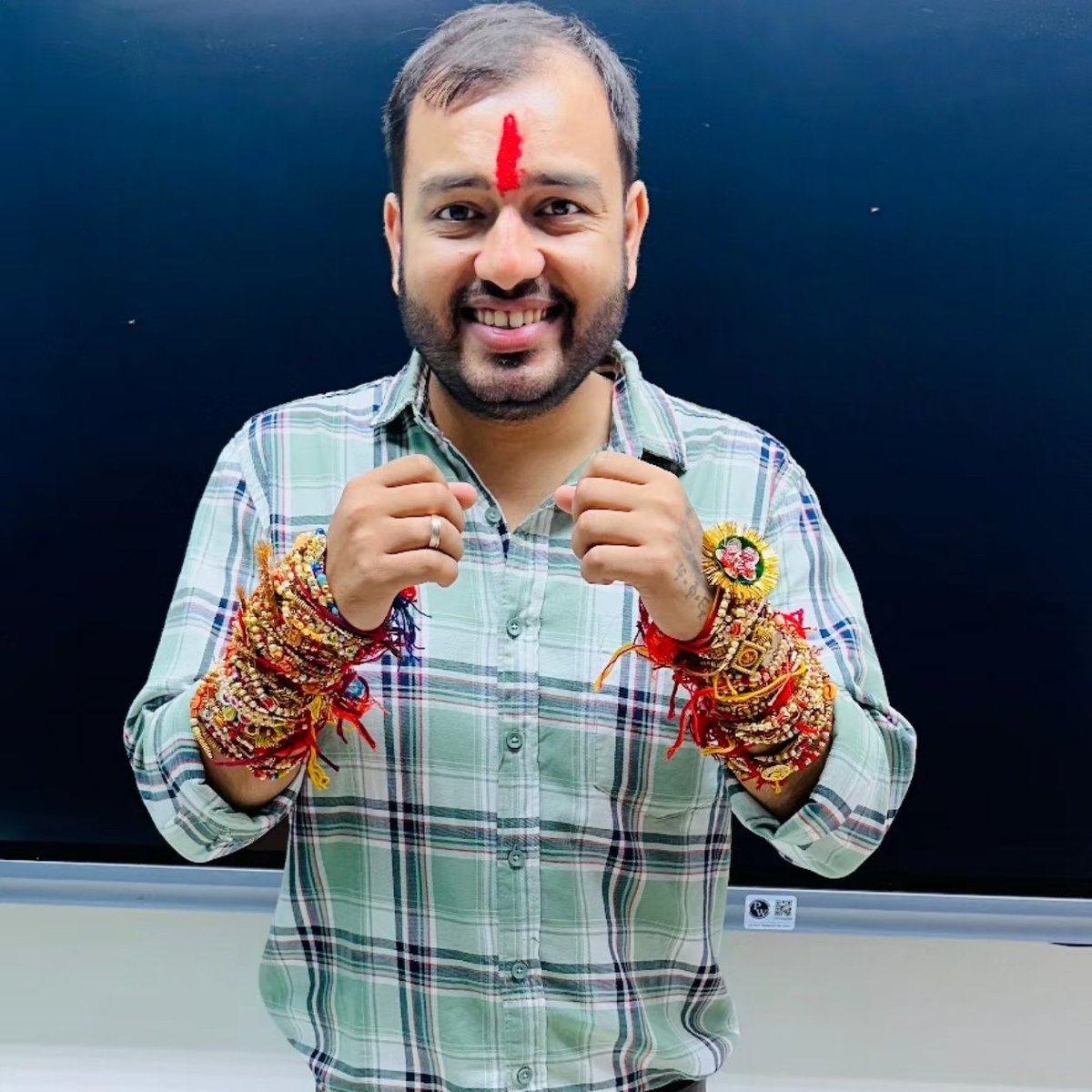 JaikyYadav16's tweet photo. आजकल के गुरु राखी बंधवाने में भी कंपटीशन करके चलते हैं कि किसके हाथों में ज़्यादा राखियां बंध रहीं हैं

दरअसल यह वो बिजनेसमैन हैं जो इन राखी बांधने वाली अपनी बहनों से भी फ़ीस लेना नहीं छोड़ेंगे

बस इन्हें दिखावा के लिए करना है कि 

इनकी बहुत सी बहनें हैं मगर बात जब पैसे की आयेगी तो यह शुद्ध व्यापारी की भूमिका में आ जायेंगे।