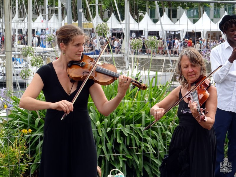GiachelloB's tweet photo. Souvenirs de rencontres au Festival Interceltique de Lorient cuvée 2024 😉
#interceltique24 #costume #tradition #Bretagne #Brittany #patrimoine #heritage #culture #bretonne #bzh #breizh #intercelticfestival #festivaletrekeltiek #emojibzh @FESTIVALLORIENT #musique #gwennhadu https://t.co/0OPX689poD