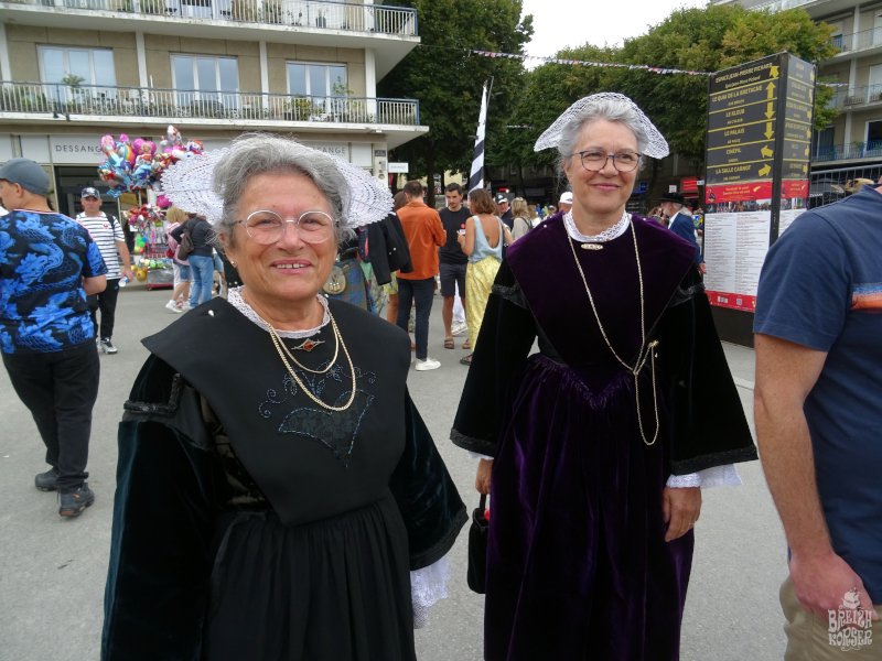 GiachelloB's tweet photo. Souvenirs de rencontres au Festival Interceltique de Lorient cuvée 2024 😉
#interceltique24 #costume #tradition #Bretagne #Brittany #patrimoine #heritage #culture #bretonne #bzh #breizh #intercelticfestival #festivaletrekeltiek #emojibzh @FESTIVALLORIENT #musique #gwennhadu https://t.co/0OPX689poD