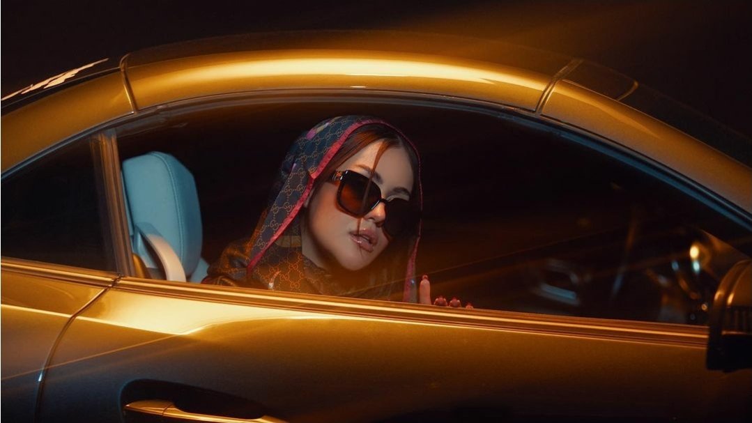 Son zamanlardaki yeni keşfim Buse Ayla. Sesi ve kendisi çok güzel, kalemi harika ve tarzı şahane. Yolu bahtı açık olsun. Bol şarkılar çıkarsın biz de doya doya dinleyelim.