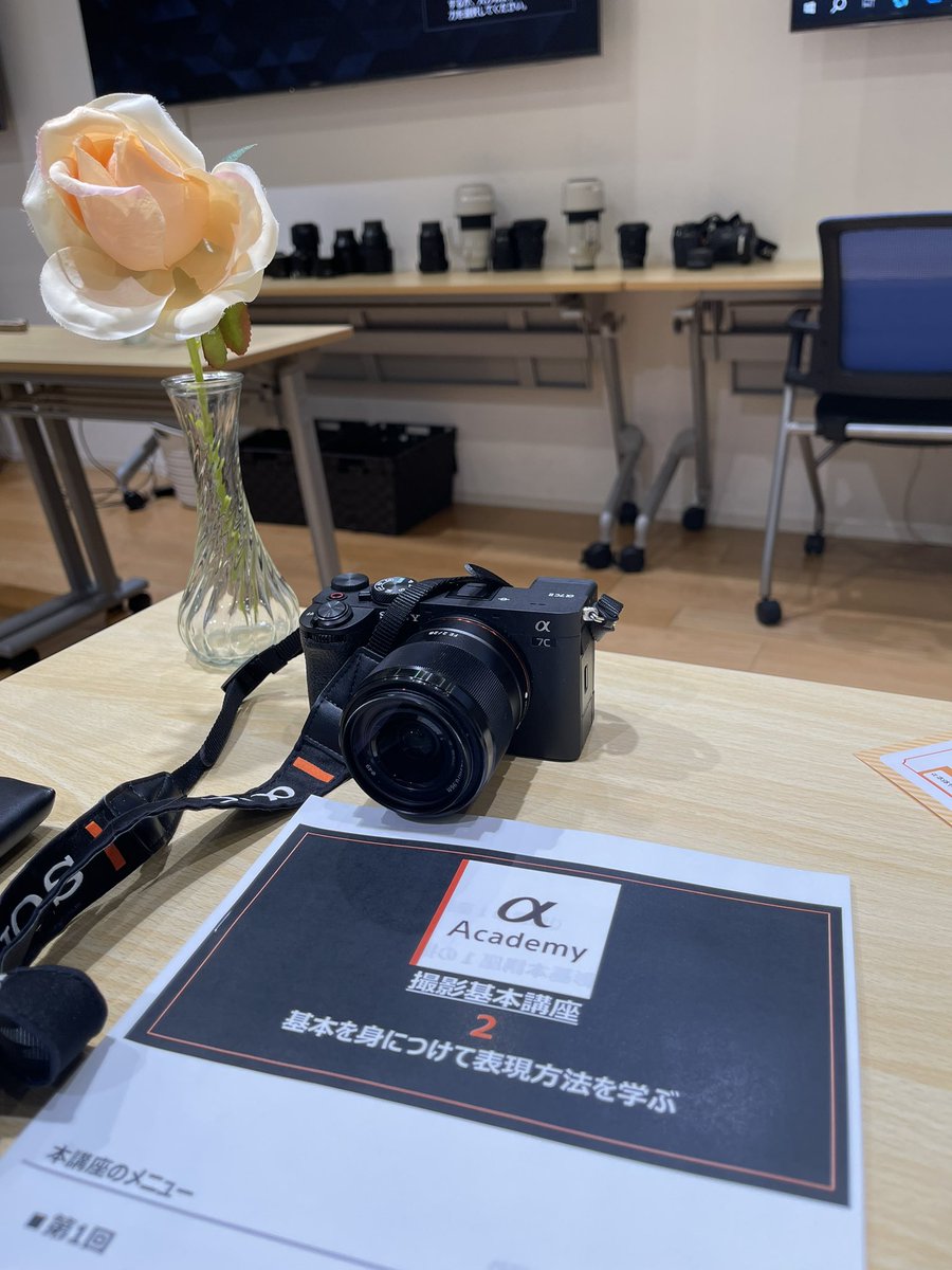 FeastFelin's tweet photo. αアカデミー撮影基本講座2に参加しました。みっちり4時間ほど！
色合い(ホワイトバランス)
写真の仕上げ
光(測光、露出、DROなど)
構図づくりについて
まだ消化しきれないけど少しずつ身につけていきたい☺️
たくさん写真を撮りたいし、他のレンズも欲しいなぁと思った。
 #SonyAlpha   #α7C https://t.co/H2x3Tb9mGO