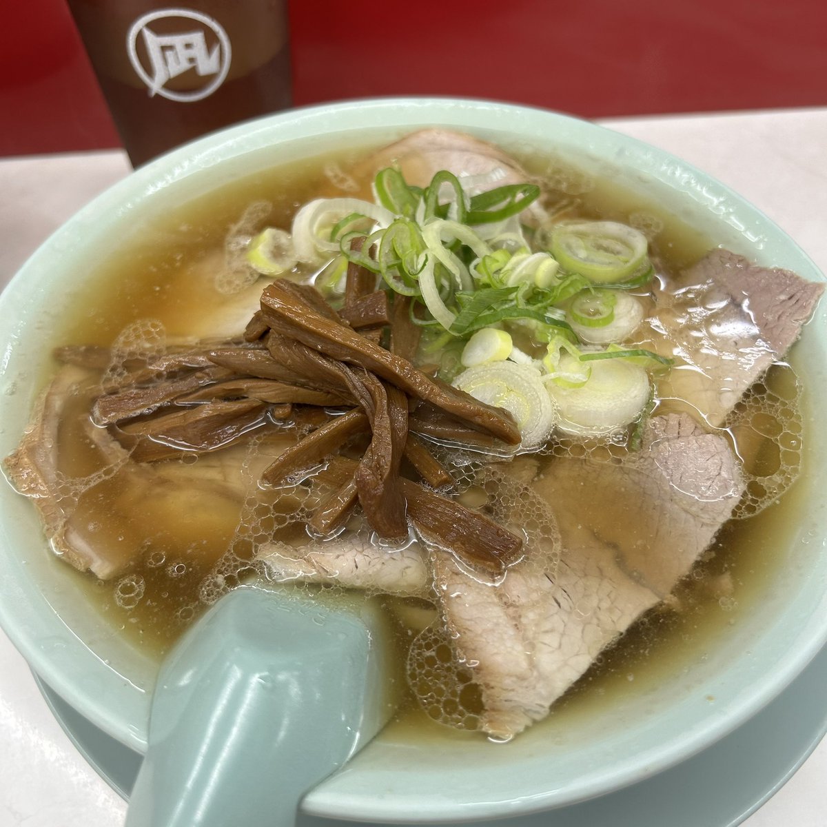 qwprf's tweet photo. 新宿　ナギチャンラーメン
中華そば　800円

昔ながら感もあるけど、飲んだ後のシメに最高な味がハッキリしたラーメン🍜
ずっとビートルズが流れてる〜🎧 https://t.co/XeWETKSeEs